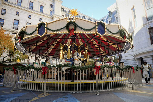 outdoor-christmas-themed-carousel